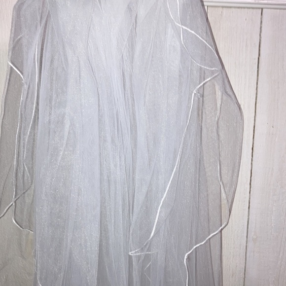 David's bridal Scalloped edge w/ crystal drop veil lke new ! - Picture 6 of 7